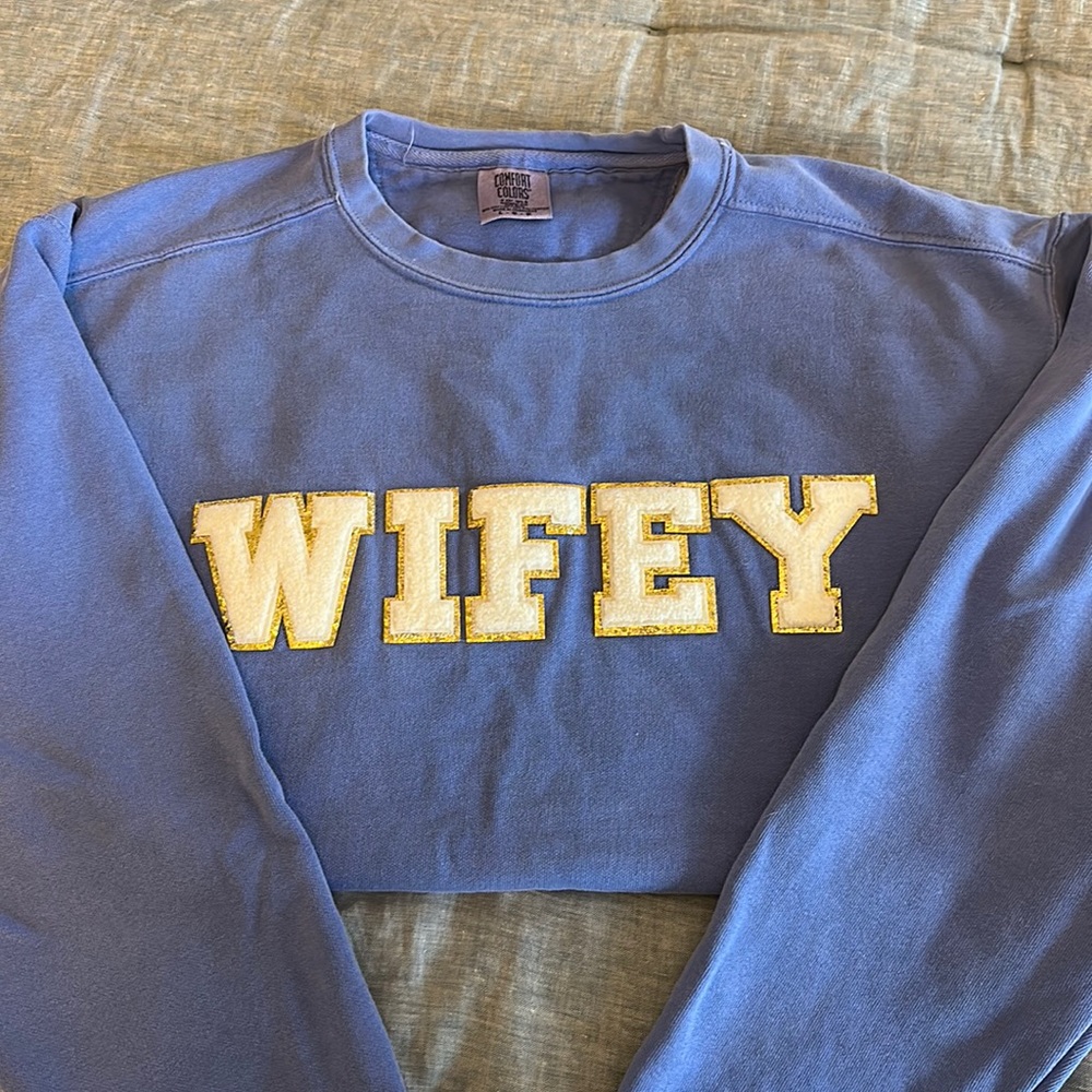 Wifey letter patch sweatshirt, size L.